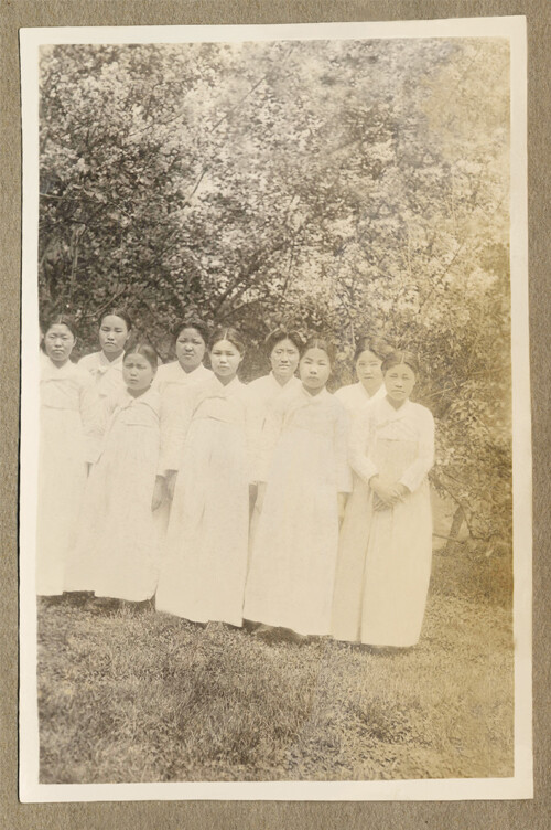 유관순 열사(가운데) 1918년 추정 (사진: 이화여자대학교 이화역사관 제공)