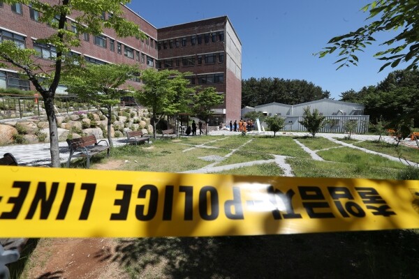 21일 벽돌 붕괴사고가 난 부산대 미술관 건물에서 정밀안전진단이 실시되고 있다. (사진: 연합뉴스)