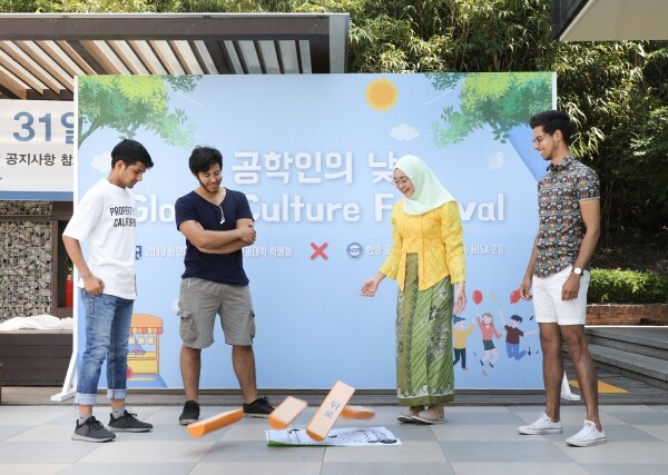 22일 서울 성동구 서울캠퍼스에서 개최한 ‘외국인 유학생을 위한 문화체험마당’에 참가한 학생들이 한국 전통놀이인 윷놀이를 하고 있다. (사진: 한양대 제공)