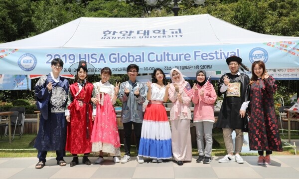 22일 서울 성동구 서울캠퍼스에서 개최한 ‘외국인 유학생을 위한 문화체험마당’에 참가한 학생들이 기념촬영을 하고 있다. (사진: 한양대 제공)