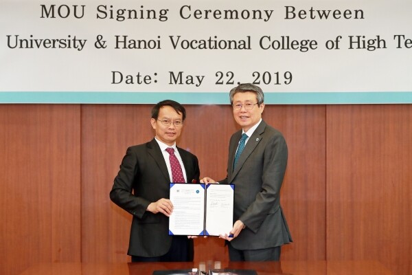 오른쪽부터 삼육대 김성익 총장, 하노이직업기술대 팜 쑤언 칸 총장