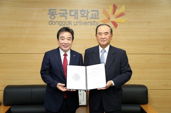 왼쪽부터 윤성이 총장, 송석환 회장