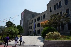 동국대의 대표 건물 중 하나인 '명진관' (사진: 백두산 기자)
