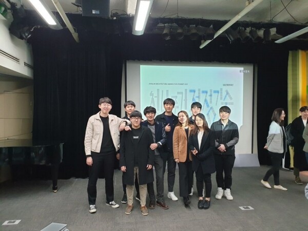 2019 정림학생건축상에서 ‘나는 CoreCommunity를 한다’로 대상을 수상한 인하대 건축학부 건축학전공 구동현, 정찬우, 서울시립대 건축학과 김재모 씨가 기념촬영을 하고 있다.