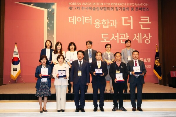 안산대 김영실 도서관장(앞, 왼쪽에서 두 번째)이 수상자들과 기념촬영을 하고 있다.