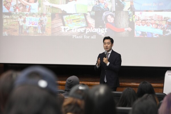 서울여자대학교 산학협력단(단장 허종호 교수)은 5월 30일 서울시 노원구 서울여대 바롬인성교육관 국제회의실에서 사회적 기업인 ‘트리플래닛’ 김형수 대표를 초청해 ‘나무를 심어 세상을 변화시키는 기업’을 주제로 창업CEO 특강을 개최했다. (사진: 서울여대 제공)