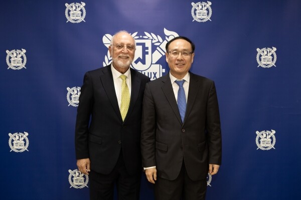 서울대학교 오세정 총장은 5월 31일 아르멘 데어 카이어러가이언(Armen Der Kiureghian) 아르메니아 아메리칸 대학(American University of Armenia) 총장을 접견했다. (사진: 서울대 제공)