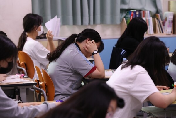 4일 서울 마포 상암고등학교에서 3학년 학생들이 2020학년도 대학수학능력시험 6월 모의평가를 준비하고 있다. (사진: 연합뉴스)