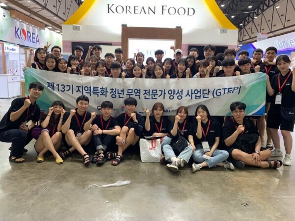 GTEP사업단 13기 요원 총 43명은 5월 28일부터 6월 1일까지 5일간 태국 방콕 임팩트 센터(IMPACT Exhibition and Convention Center)에서 열린 「태국 식품전시회 2019」(THAIFEX-World of Food Asia 2019)에 참가했다. (사진: 강원대 제공)
