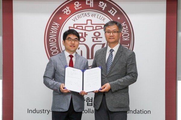 광운대 한국번역산업연구센터와 (주)솔트룩스 파트너스(대표 신석환)가 번역물 품질관리 위탁기관으로서 1억 원 계약을 체결했다. ㈜솔트룩스 파트너스 신석환 대표(좌), 광운대 유정호 산학협력단장(우) (사진: 광운대 제공)