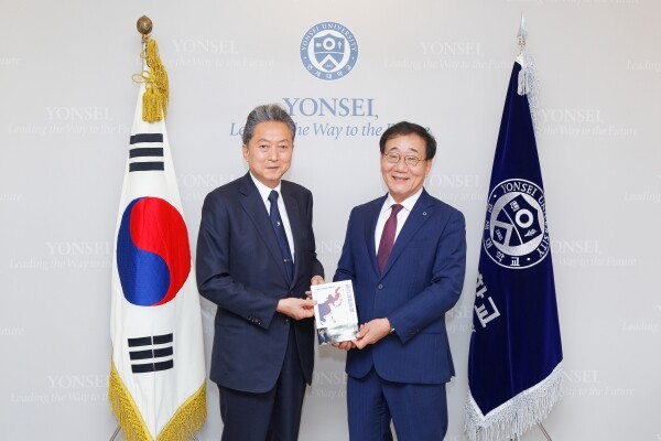 하토야마 유키오 전 일본 총리와 김용학 연세대 총장 (사진: 연세대 제공)