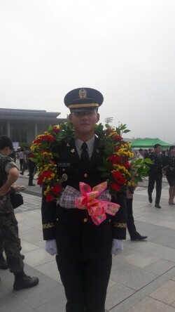 중원대학교(총장 직무대행 김두년) 경영학과(15학번) 졸업생 정의준 소위가 지난 28일 학군교 학사사관 64기·단기간부사관 40기 통합 임관식에서 ‘19년 최정예 300전투원’ 중 학사사관 1호 ‘Top Cadet’으로 선발되어 참모총장상을 수상하는 쾌거를 이뤘다. (사진: 중원대 제공)