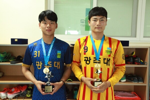 광주대가 제3회 광주광역시 축구협회장기에서 우승한 가운데 골키퍼상을 받은 광주대 김태룡(왼쪽)과 최우수선수상을 받은 이중민(오른쪽)이 트로피를 들고 기념사진을 촬영하고 있다. (사진: 광주대 제공)