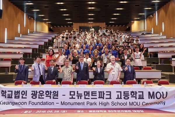 학교법인 광운학원(이사장 조선영)은 6월 28일 광운대 80주년기념관 대강당에서 남아프리카공화국 모뉴먼트 파크 고등학교(Monument Park High School, Principal K. Stevens)와 상호협력(MOU)을 체결했다. 사진 우측부터, 선플재단 선플운동본부 민병철 이사장, 남아프리카공화국 모뉴먼트 파크 고등학교 Van Rhyn, Dirk 교사, 광운학원 조선영 이사장, 광운전자공업고등학교 권오근 교장, 광운중학교 임하순 교장, 남대문중학교 황대영 교장, 광운전자공업고등학교 하정식 교감, 광운학원 이세원 계장 (사진: 광운대 제공)
