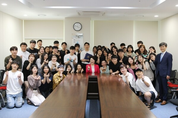 이길여 총장이 하와이 단기어학연수 파견생을 만나 격려하고 기념사진을 촬영하고 있다. (사진: 가천대 제공)