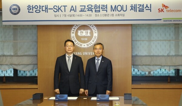 문연회 SK텔레콤 기업문화센터장(왼쪽)과 김우승 한양대 총장이 4일 서울 성동구에서 AI 분야 전문가 양성을 위한 협약 체결 후 기념촬영을 하고 있다. (사진: 한양대 제공)