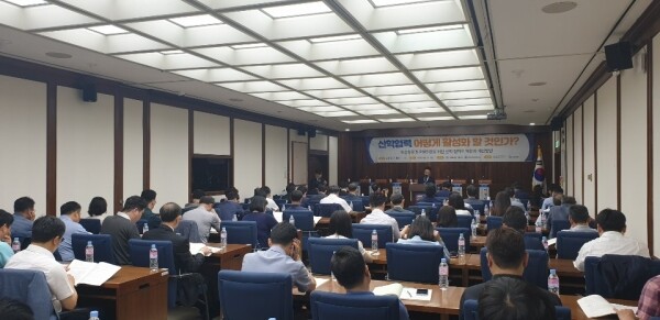 김헌영 한국대학교육협의회 회장(강원대학교 총장)은 7월 8일 오후 2시 국회도서관 소회의실에서 '산학협력 어떻게 활성화할 것인가?'를 주제로 국회세미나를 개최했다. (사진: 강원대 제공)