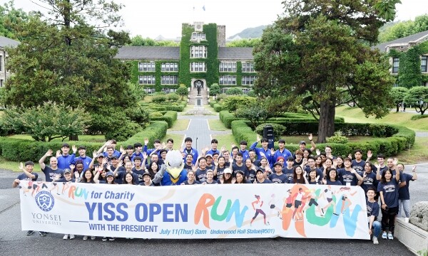 연세대학교(총장 김용학)는 11일 오전 8시 연세대 교원, 연세국제하계대학에 참여한 학생들과 함께 오픈런 행사를 진행했다. (사진: 연세대 제공)