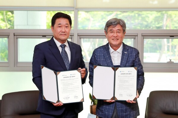 (왼쪽부터) 삼육대 오덕신 부총장, 대한걷기연맹 이강옥 회장 (사진: 삼육대 제공)