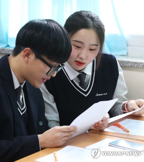 2019학년도 대학수학능력시험 성적표 배부일인 2018년 12월 5일 경기도 수원시 장안구 조원고등학교에서 학생들이 성적표를 확인하고 있다. (사진: 연합뉴스)
