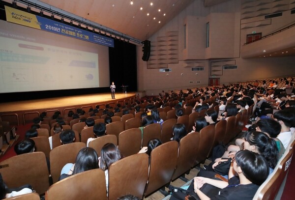 강원대학교(총장 김헌영)는 7월 23일부터 24일 이틀간 춘천캠퍼스 백령아트센터 및 각 단과대학에서 고등학생들을 대상으로 「전공체험 프로그램」 행사를 개최한다. (사진: 강원대 제공)