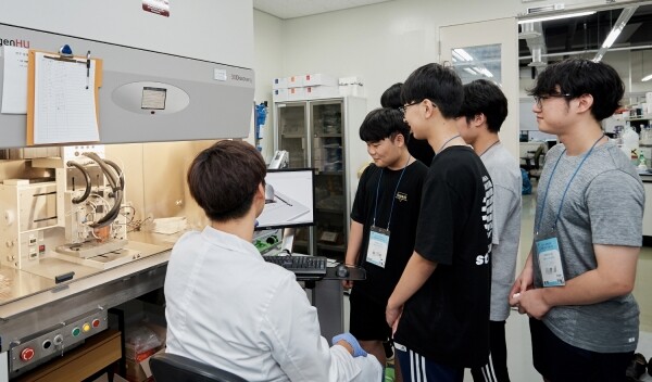 고등학교 학생들이 3D 바이오 프린팅 실습에 대한 교육을 받고 있다. (사진: 한림대 제공)