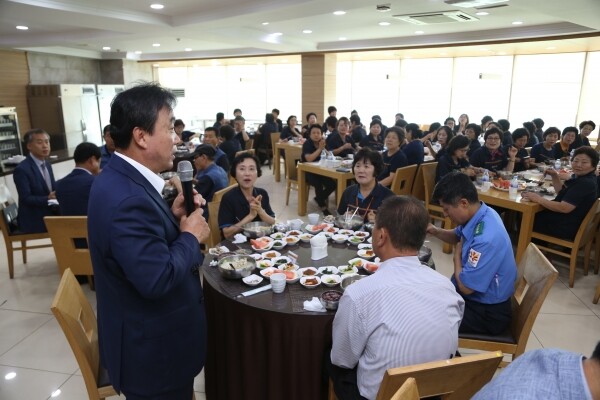지난 7월 22일 윤성이 동국대 총장은 교내 미화·경비·주차 근무자 170여 명에게 교내 상록원 식당에서 중복을 맞 삼계탕을 함께 나누며 소통하는 시간을 가졌다. (사진: 동국대 제공)