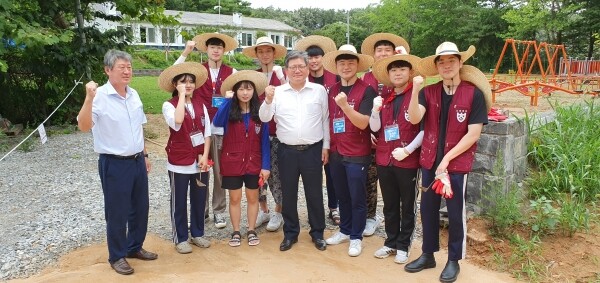 김수갑 총장이 학생들을 격려하며 함께 봉사활동을 하고 있다. (사진: 충북대 제공)
