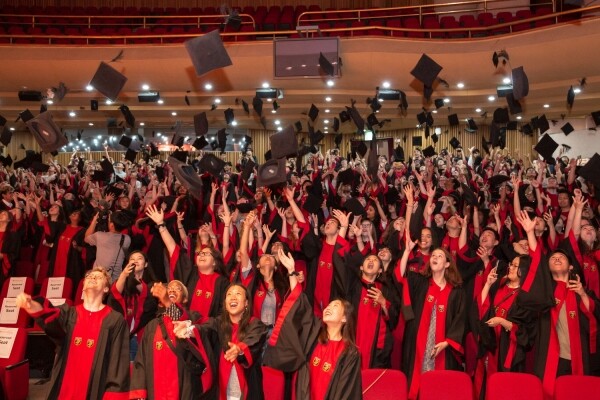 2019 고려대 국제하계대학(ISC)에 참가한 학생들이 학사모를 던지며 수료를 자축하고 있다. (사진: 고려대 제공)