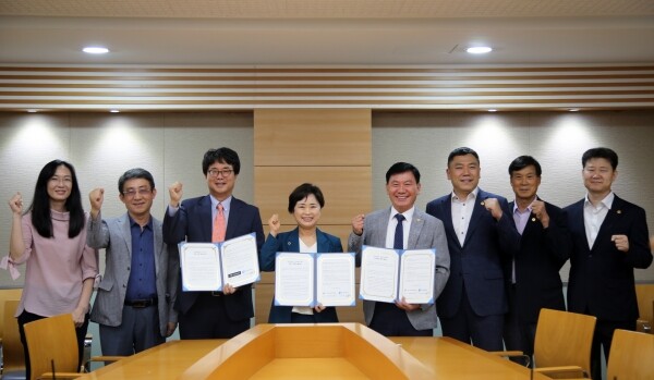 14일 성신여대 수정캠퍼스에서 열린 업무 협약식에서 양보경 성신여대 총장(왼쪽 네 번째), 안완수 한국공인중개사협회 서울시 북부지회장(왼쪽 다섯 번째), 이선구 ㈜아티웰스 대표이사(왼쪽 세 번째), 성신여대 강진호 생애복지대학원장(왼쪽 두 번째) 등이 기념촬영하고 있다. (사진: 성신여대 제공)