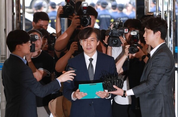 조국 법무부 장관 후보자가 22일 오전 인사청문회 준비 사무실이 마련된 서울 종로구 적선빌딩으로 출근하며 취재진 질문에 답하고 있다. (사진: 연합뉴스)