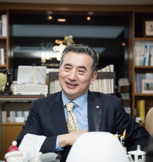 강원대학교(총장 김헌영)는 8월 26일 오전 11시 글로벌경영관 컨퍼런스홀에서 김영철 바인그룹 회장에게 「명예 경영학 박사」 학위를 수여한다. (사진: 강원대 제공)