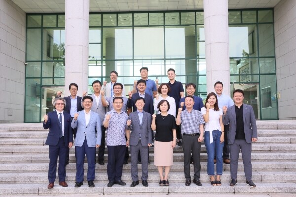 (앞줄왼쪽부터)성결대 송주광 팀장, UNIST 장준용 팀장, 동국대 변재덕 실장, 울산대 박동순 실장, 숙명여대 최수연 팀장, 전북대 송양희 팀장, 한국대학신문 이현진 기자,동서대 김대영 부실장, (가운데줄 왼쪽부터) 대학저널 최창식 편집국장, 극동대 임동현 팀장, 선문대 전희영 팀장, 코리아텍 황의택 팀장, 조선대 이강희 직원, 한양대 권경복 센터장, 경희대 박세환 팀장, (윗줄 왼쪽부터) 국민대 이용근 실장, 디지스트 정윤천 팀장, 가톨릭관동대 서정욱 팀장