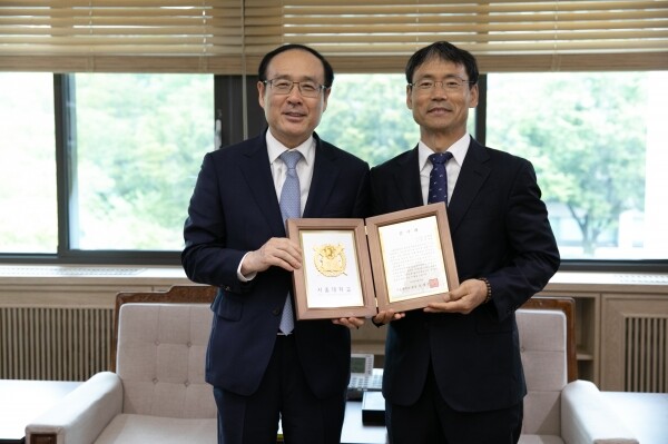 감사패 전달 후 오세정 총장과 오영중 대표(오른쪽)가 기념촬영을 하고 있다. (사진: 서울대 제공)