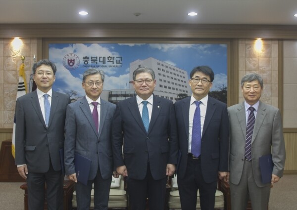충북대는 2일 ‘대학 보직자 및 신임교원 임용(명)장 수여식’을 가졌다. (좌측부터)한찬훈 공과대학장, 최영석 교무처장, 김수갑 총장, 우선희 농업생명환경대학장, 양동석 사범대학장.