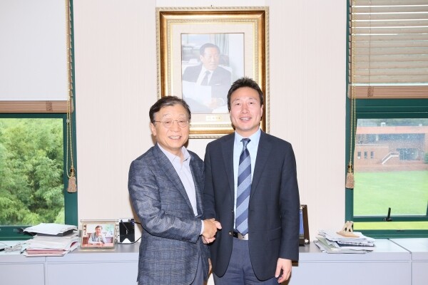 조술연 회장(좌), 오연천 총장