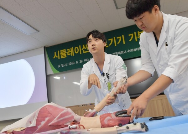 건국대학교(총장 민상기) 수의과대학은 동물복지에 관한 사회적 관심이 증가함에 따라 동물 희생을 최소화하고 반복적인 실습이 가능하도록 진료와 수술 등 수의학 교육실습에 실제 동물과 거의 유사한 동물모형(실습용 동물 마네킹)을 도입하기로 했다고 3일 밝혔다. (사진: 건국대 제공)