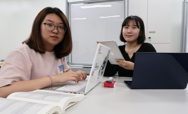 ‘2019 산업보안 논문 경진대회’에서 금상을 수상한 성신여대 융합보안공학과 박소현(오른쪽)·윤선우 학생 (사진: 성신여대 제공)
