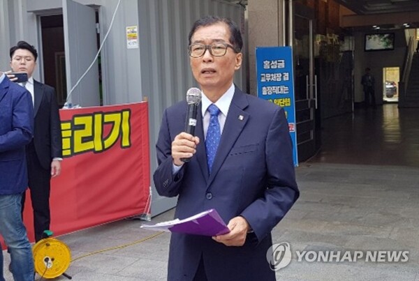교육부로부터 해임 취소 결정을 받은 강동완 조선대 총장이 6월 24일 광주 동구 서석동 조선대 본관 앞에서 업무 복귀 기자회견을 하고 있다.(연합뉴스 자료사진)
