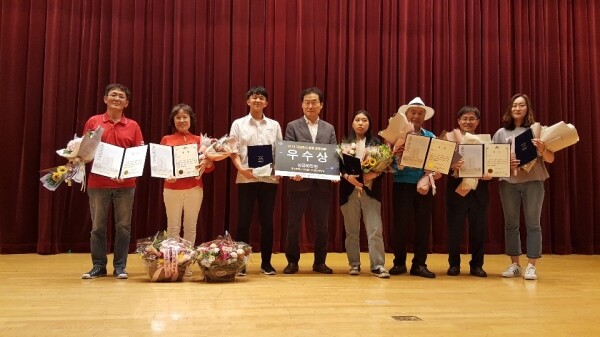 2019 자원봉사활동 발표대회에서 우수상을 수상한 건양사이버대 차귀숙 씨(왼쪽에서 두번째)