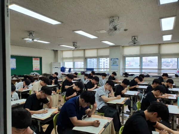 2020학년도 대학수학능력시험 응시원서 접수 결과가 9일 발표됐다. 사진은 지난 4일 치러진 9월 모의평가 모습.