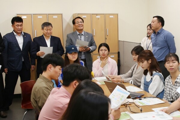 9일 한남대 '전통시장서비스러닝센터'를 찾아 학생들을 격려하는 박백범 교육부차관(왼쪽 두번쨰)