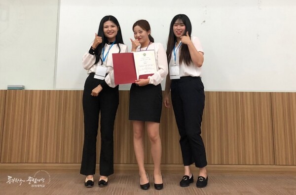 강원대학교(총장 김헌영) 관광학과(지도교수 허중욱) 학생팀(이현주, 박영비, 안현아)이 8월 23일 동북아학회에서 주최한 국제대학생 발표대회에서 대상을 수상했다. (사진: 강원대 제공)