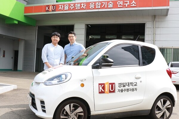 경일대 자율주행차융합기술연구소 내에서 실차실험을 한 초소형 자율주행전기자동차와 함께 나란히 선 박경욱 씨(우측)와 유병용 지도교수