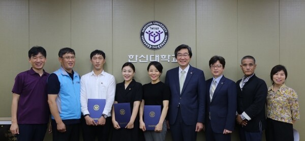 정규직 직원 발령장 수여식 후 관계자들이 단체사진을 찍고 있다. (사진: 한신대 제공)