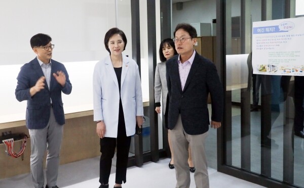 유은혜 사회부총리 겸 교육부 장관과 조희연 서울시교육감이 16일 서울 관악구 당곡고등학교에서 열린 '고등학교 무상교육 일반고 현장방문 간담회'에 앞서 학교 시설을 둘러보고 있다. (사진: 연합뉴스)