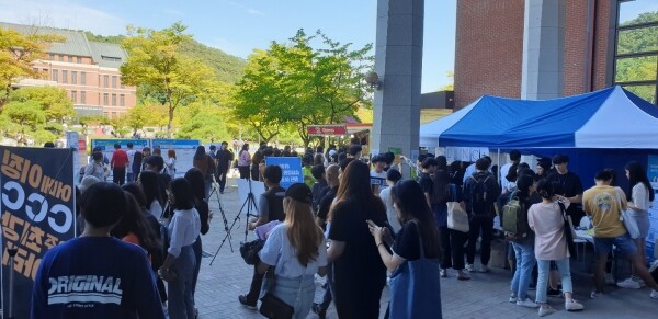 연세대학교(총장 김용학) 미래캠퍼스 대학일자리센터(센터장 이상인)가 9월 17일 미래캠퍼스 독수리광장에서 지역청년들을 대상으로 찾아가는 청년고용정책 홍보 캠페인 ‘2019 내(my)일(job)도 맑음’을 개최했다. (사진: 연세대 제공)