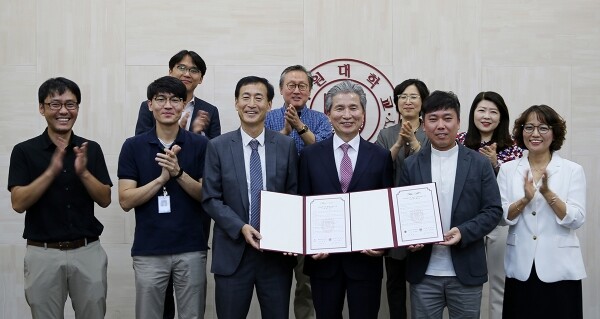18일 목원대 도익서홀에서 교육협력을 위한 협약을 맺은 (왼쪽부터)강양구 행복한우리복지관장, 권혁대 총장, 안광훈 대덕구장애인종합복지관장.