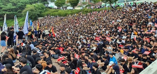 <strong>학생 임시총회에 모인 학생들()</strong><br>