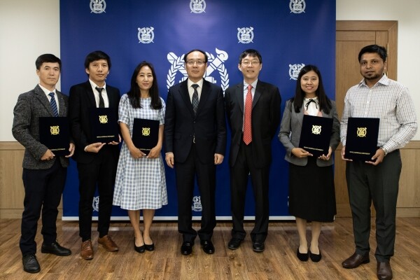 서울대학교(총장 오세정)가 글로벌 사회공헌활동의 일환으로 개발도상국 고등교육인력 양성과 대학간 교류 확대를 위해 추진하는 『개발도상국 대학교원 지원 프로그램(SNU President Fellowship, SPF)』의 장학생(5명)을 선발하고 9월 18일 총장실에서 장학증서 수여식을 가졌다. (사진: 서울대 제공)